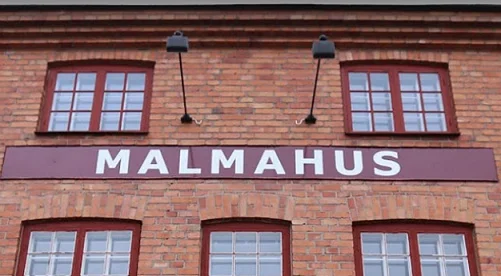 Röd byggnad på Campingen i Malmköping