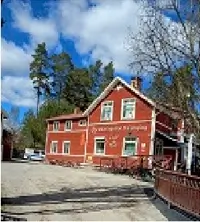 Röd byggnad på Campingen i Malmköping